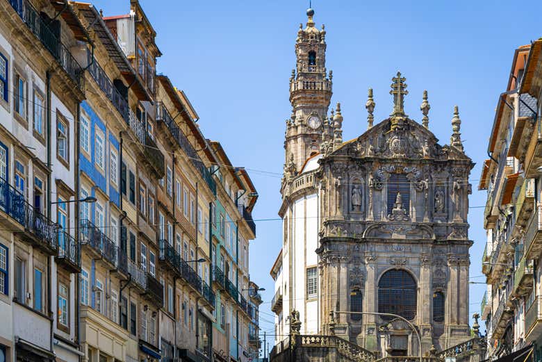 La iglesia de los Clérigos se encuentra en el centro de Oporto