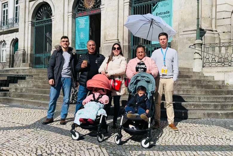 Uma família fazendo o tour pelo Porto