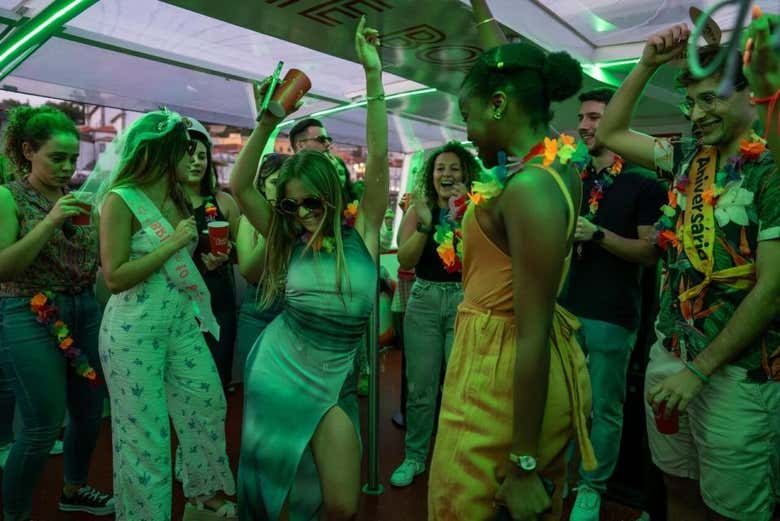 Disfrutando de la fiesta en barco por el río Duero