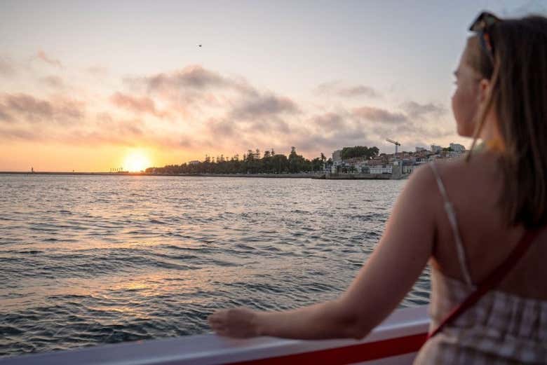Viendo el atardecer desde el barco