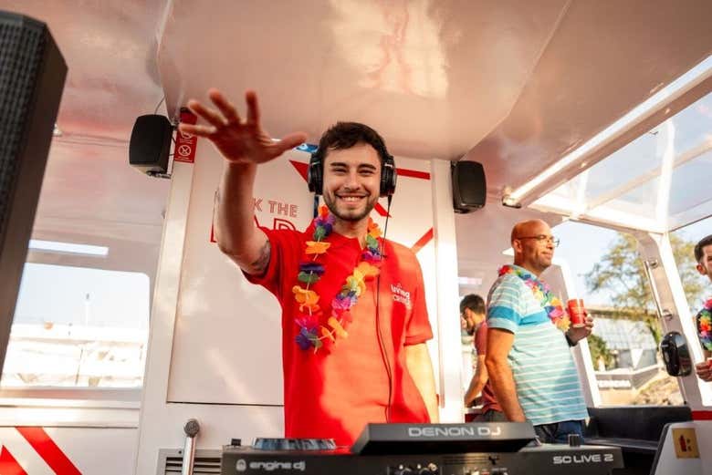 El DJ en directo poniendo los mejores éxitos
