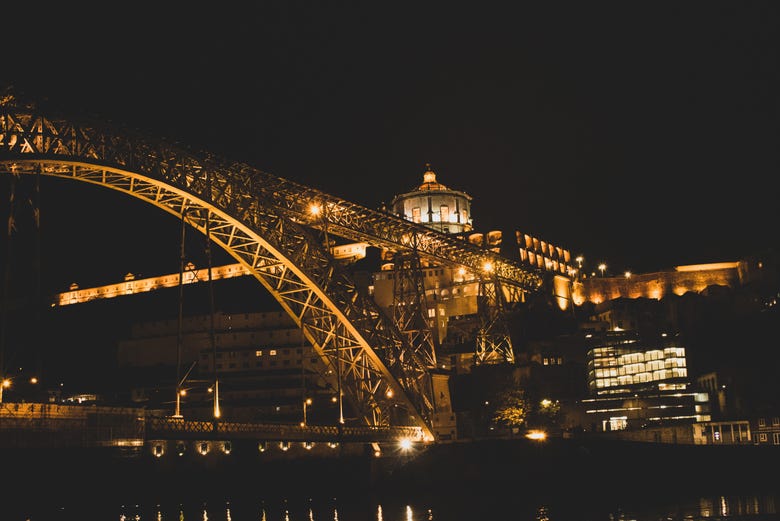 Puente Don Luis I iluminado en la noche 