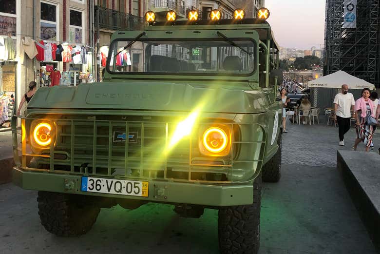 Você poderá percorrer de noite o centro do Porto de jeep