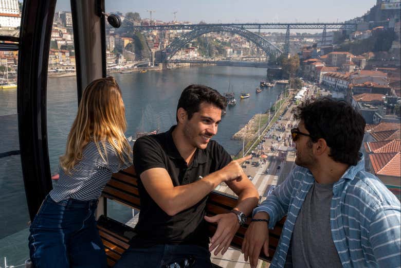 Contemplez Porto depuis le téléphérique de Gaia