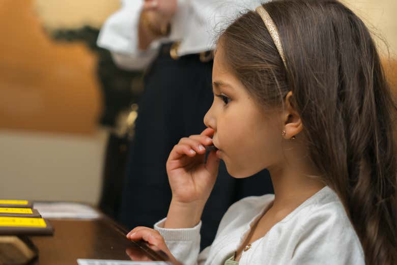 Probando un chocolate en The Chocolate Story