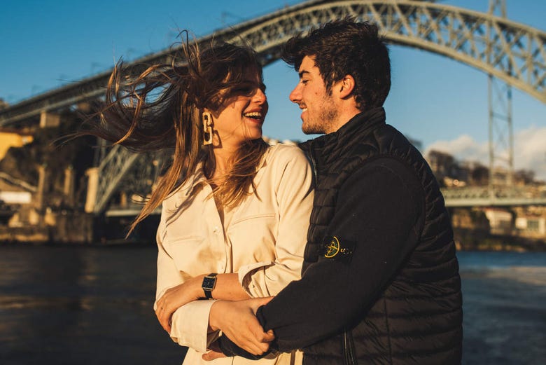 Couple posant devant le Pont Louis Iᵉʳ