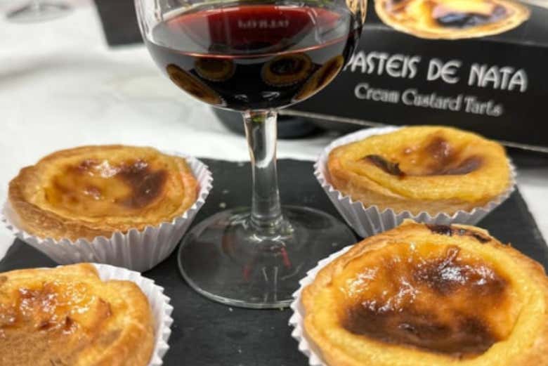 Des pastéis de nata accompagnées de vin