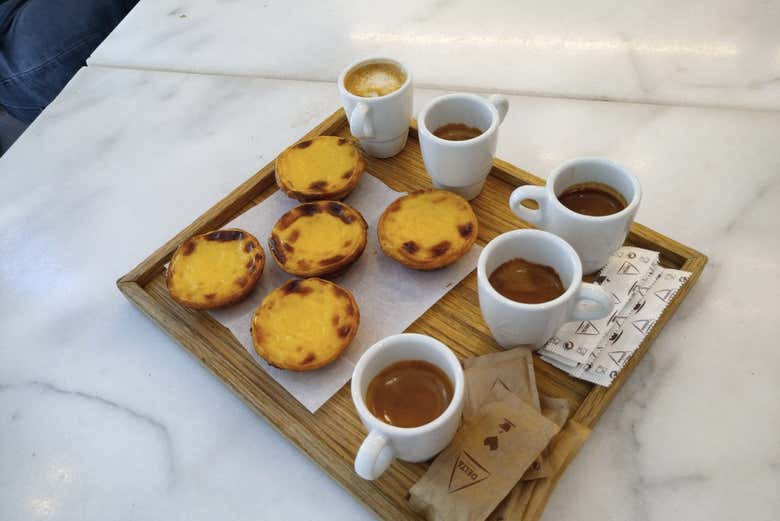 Pastelitos de nata recién horneados