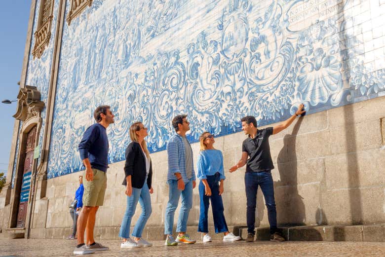 Contemplando los famosos azulejos de Oporto