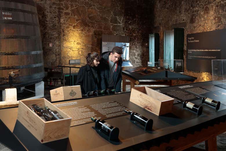 Viendo los históricos vinos de la bodega de Vila Nova de Gaia