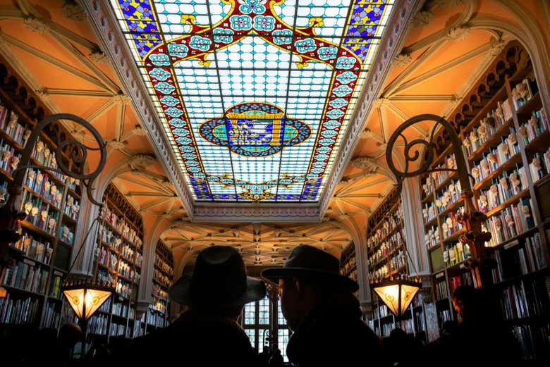 Disfrutando de la visita a la librería Lello