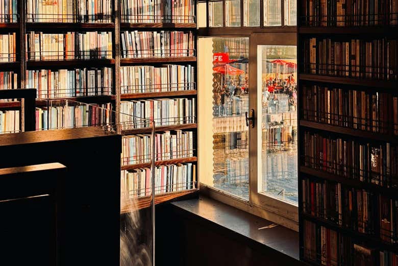 Una ventana en la librería Lello