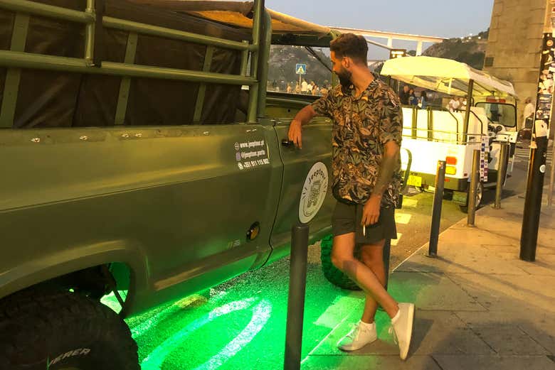 Pronto para o tour noturno de jeep pelo Porto