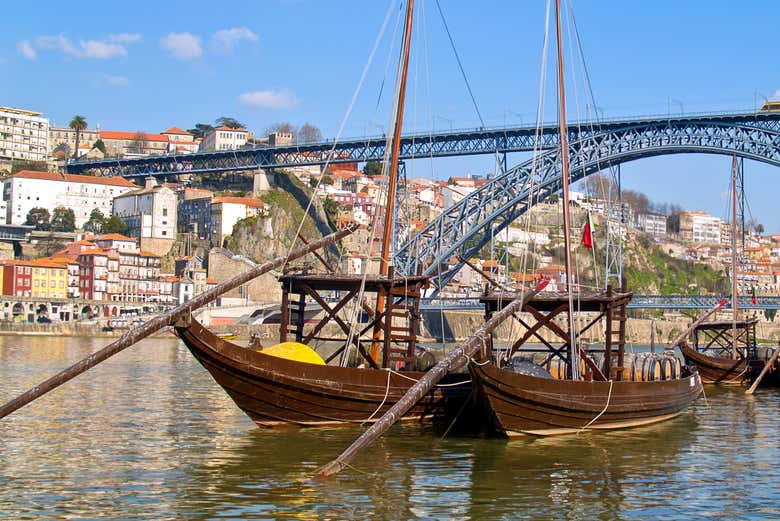 Rabelos tradicionales en el río Duero a su paso por Oporto