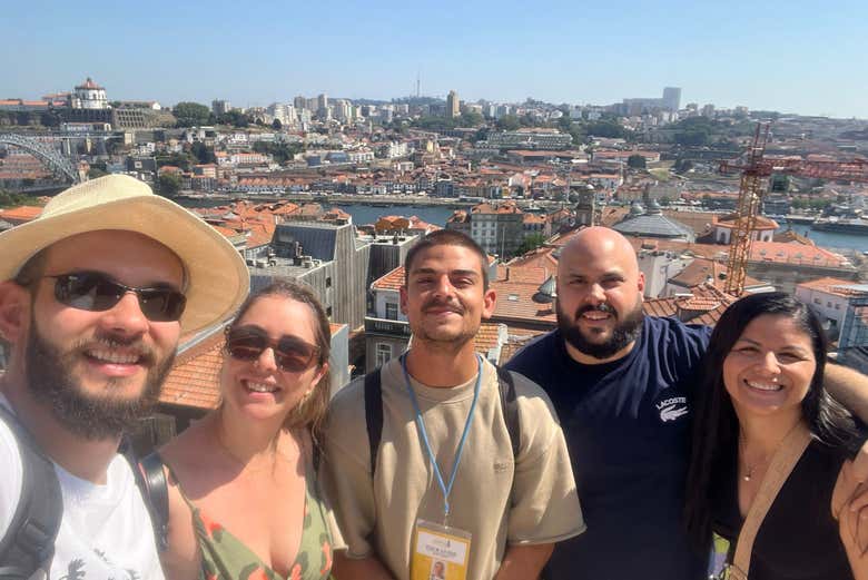 Foto de grupo com a panorâmica do Porto