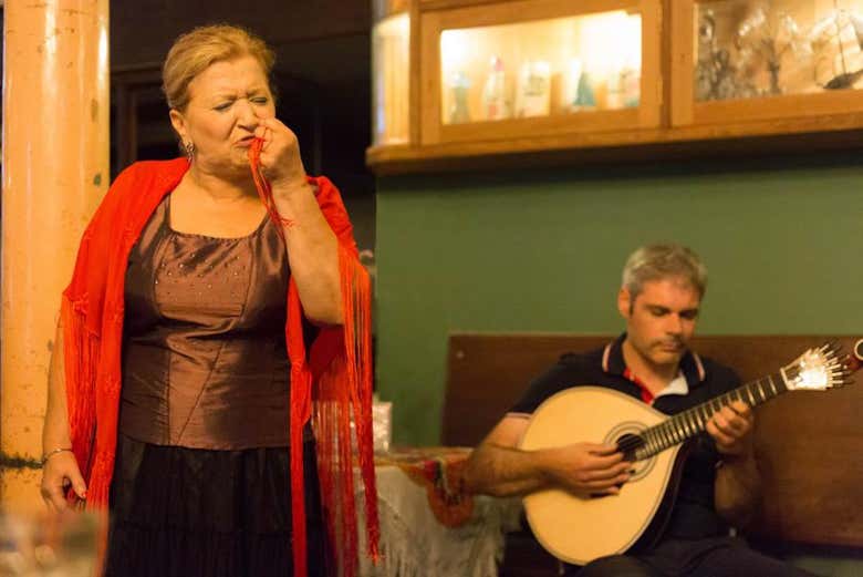 Fernanda Moreira cantando en Ideal Clube