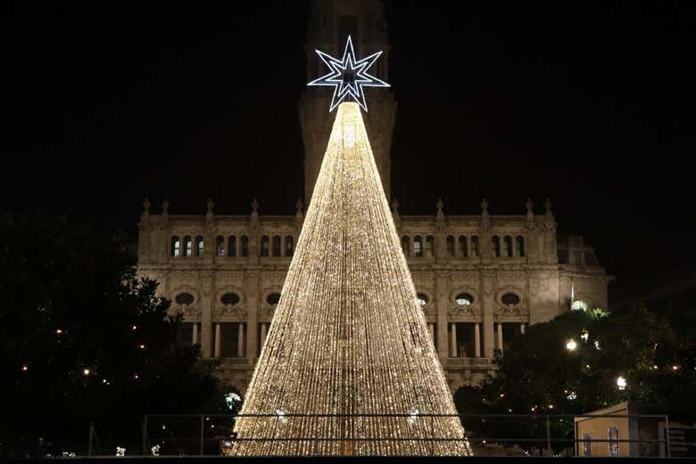 Árbol de Navidad en Aliados, frente al Ayuntamiento de Oporto