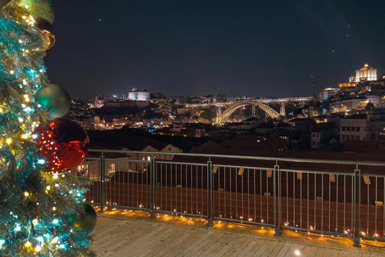 Vistas de Oporto desde un mirador decorado por Navidad