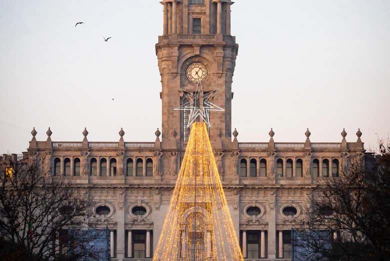 La Cámara Municipal do Porto tras la decoración navideña