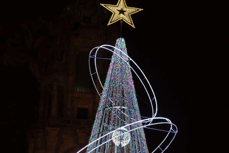 Árvore de Natal em frente à prefeitura