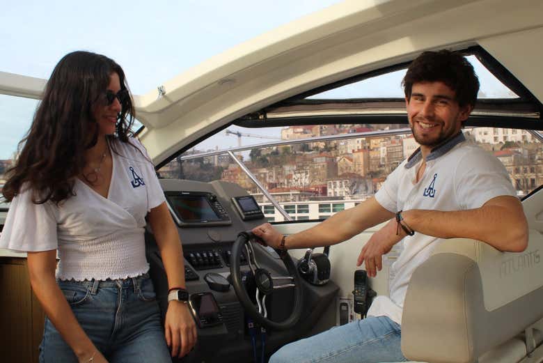 Discover the famous bridges of Porto on board a yacht