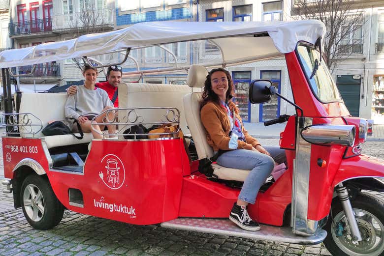 Disfrutando del tour en tuk tuk por Oporto