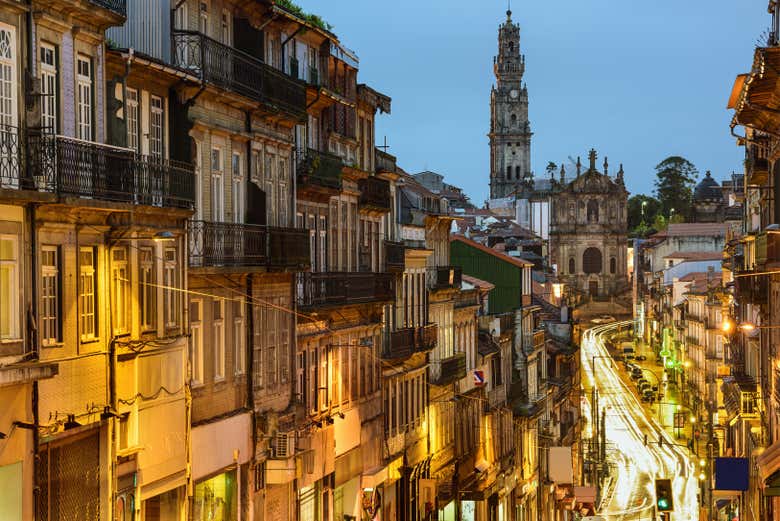 Calles de Oporto al caer la noche