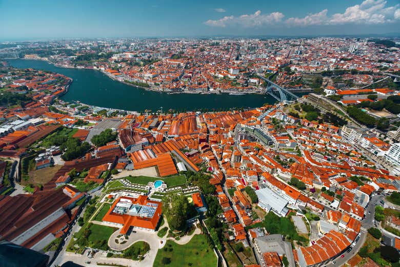 Vista aérea de Oporto y Vila Nova de Gaia
