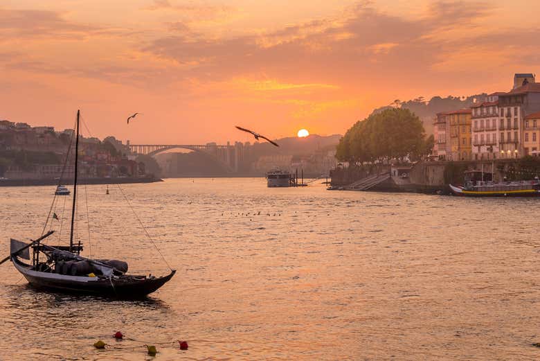 Disfrutaréis de un paseo en barco al atardecer