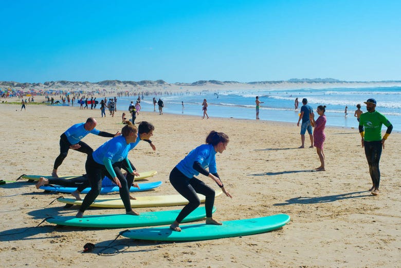 Aprendiendo a hacer surf en Praia Baleal beach