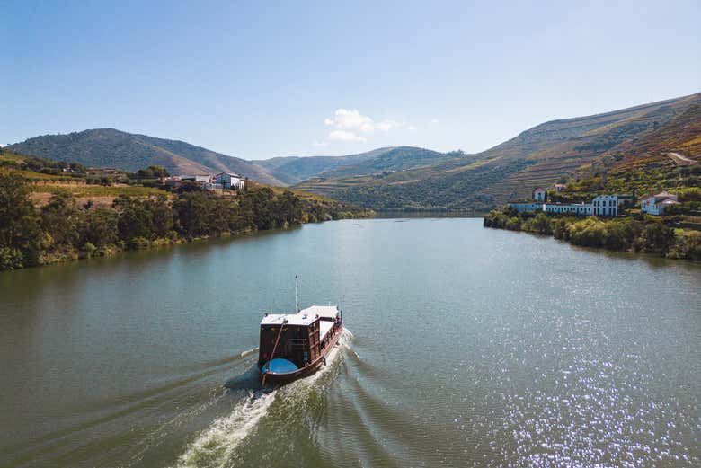 Panorámica del barco rabelo por el río Duero