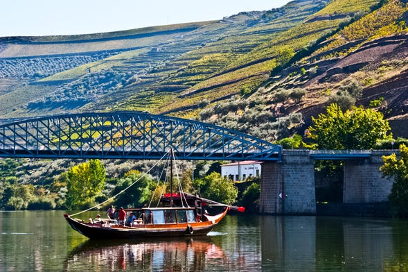Passeio de rabelo pelo rio Douro