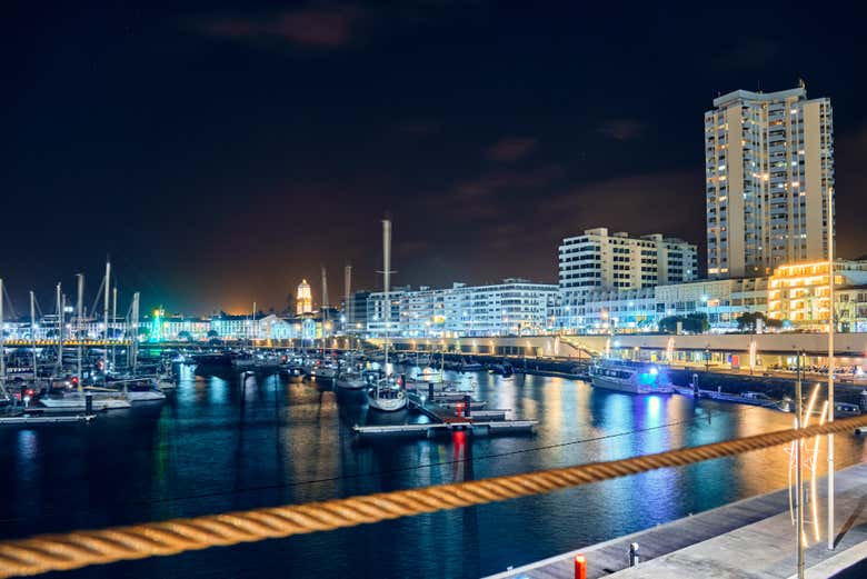 Porto de Ponta Delgada ao anoitecer
