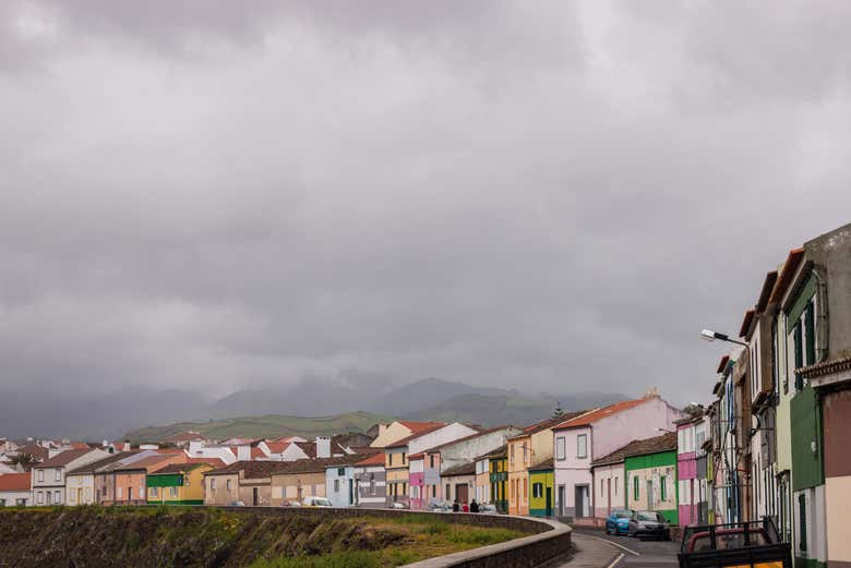 Admirando las coloridas casas de Rabo de Peixe