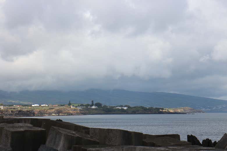 Contemplando la belleza natural de la costa norte de São Miguel