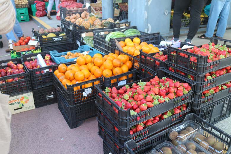 Admirando la variedad de frutas frescas del mercado