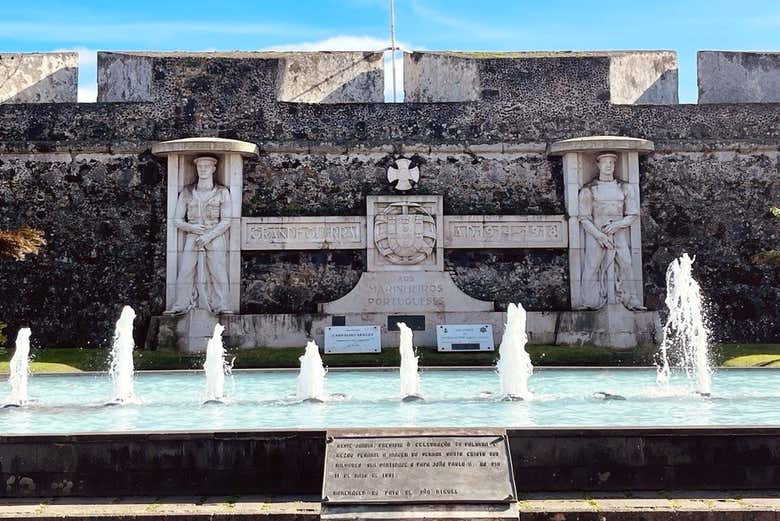 Aguas emanando de una fuente del centro de Ponta Delgada