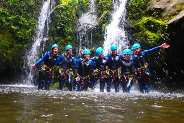 Grupo junto a uma cachoeira