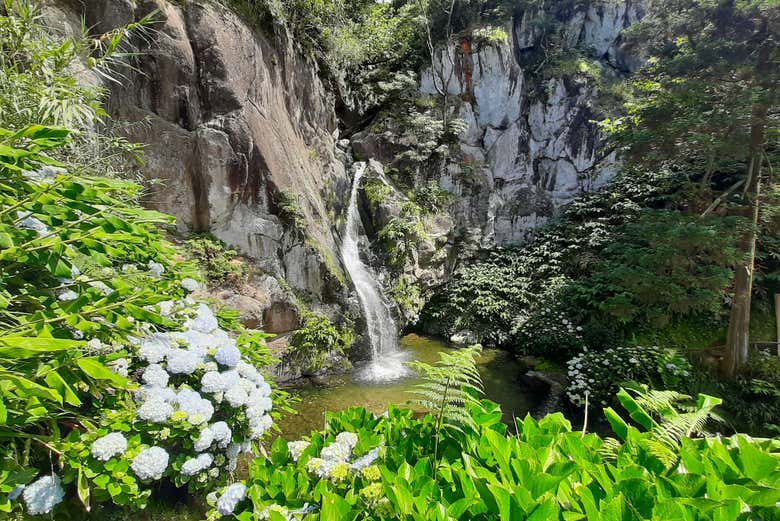 La cascada que veremos durante la caminata por São Miguel