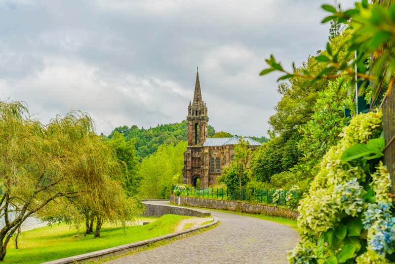 Église sur les rives de Lagoa das Furnas