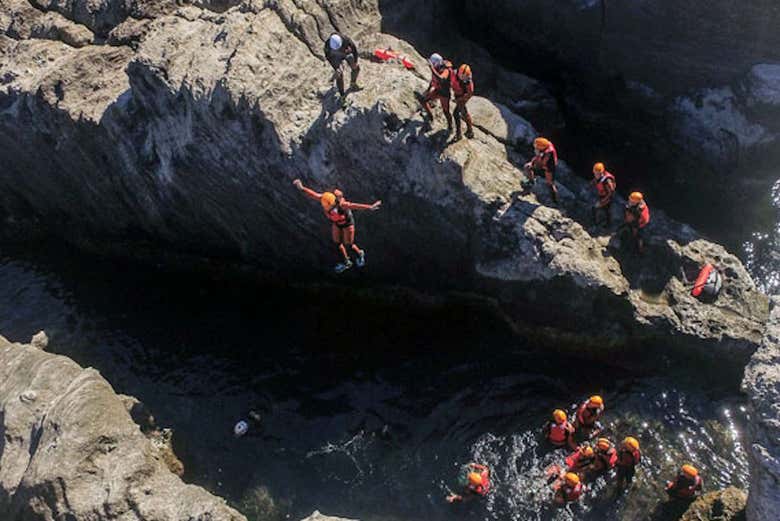 Saltando los acantilados en São Miguel