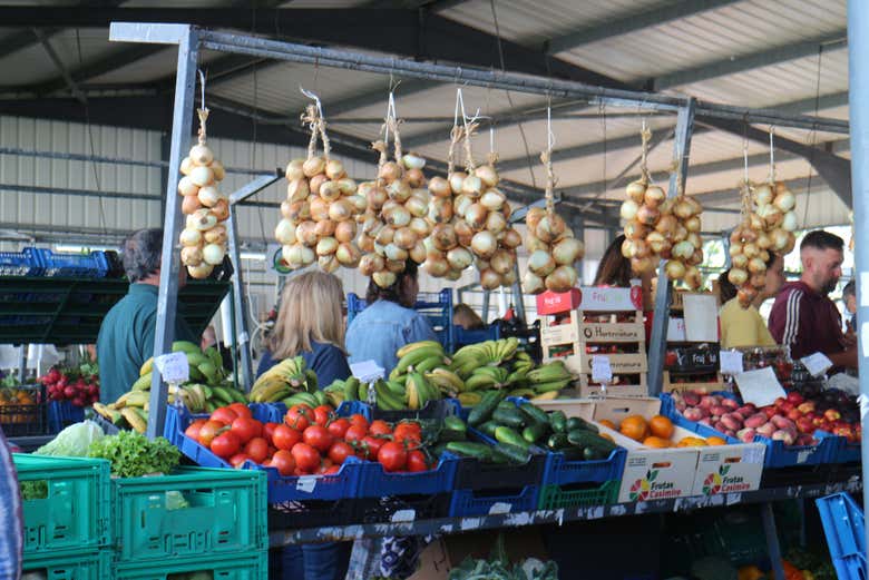 Descubriendo los sabores locales en el mercado de Rabo de Peixe
