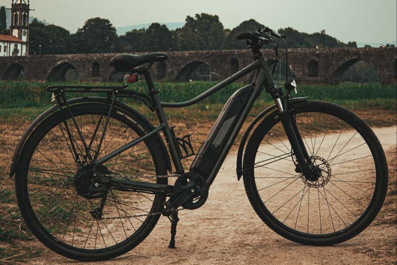 Bicicleta eléctrica con el puente medieval al fondo