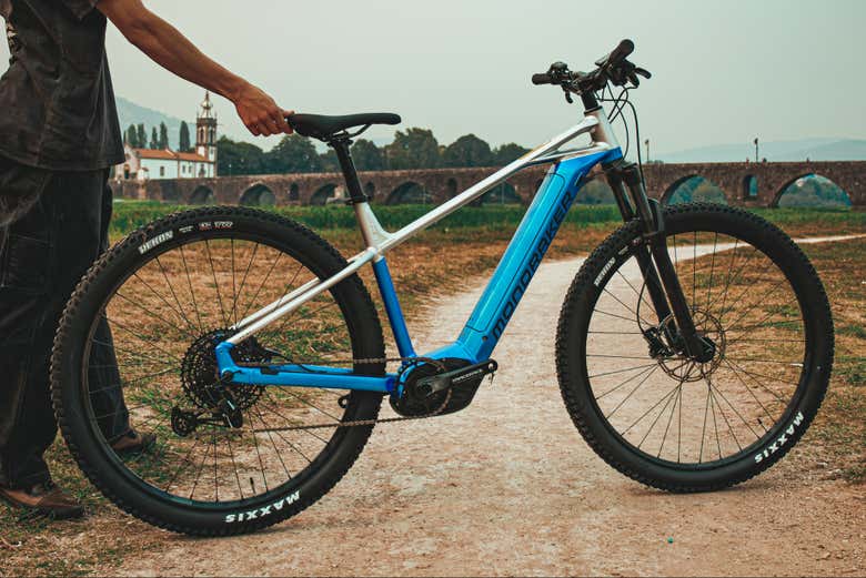 Bicicleta MTB semirrígida eléctrica
