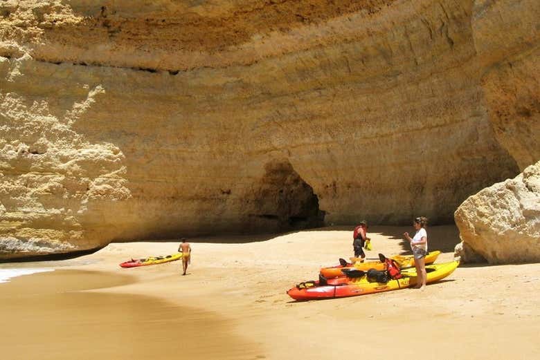 Chegando de caiaque às grutas de Benagil
