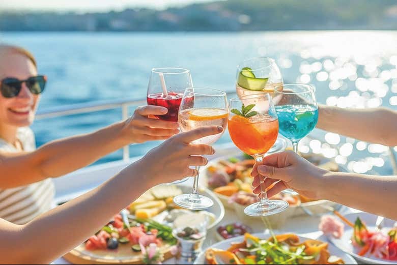 Brindando a bordo con la costa del Algarve de fondo