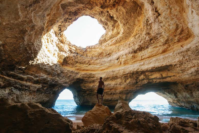 Contemplando as grutas de Benagil 