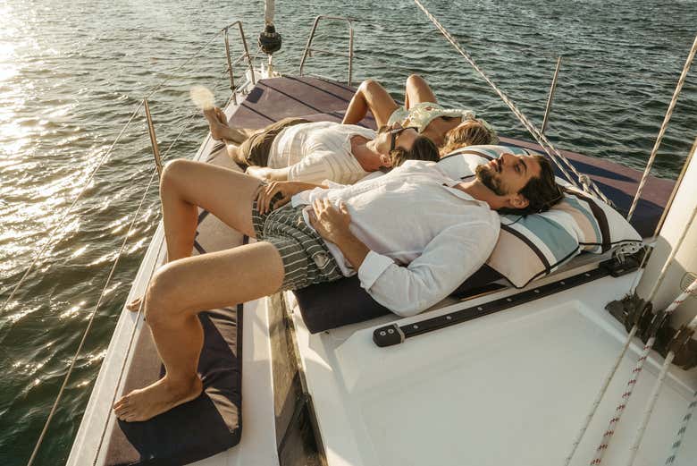 Descansando sobre la cubierta del barco