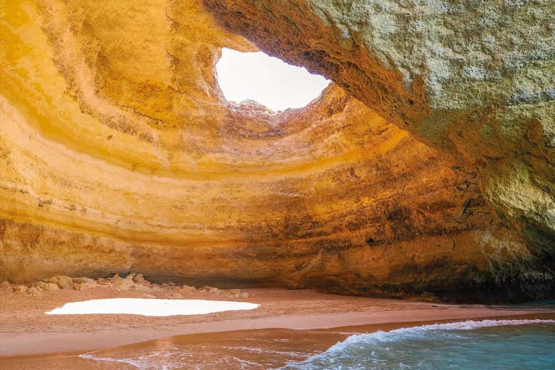 El famoso óculo natural de una de las grutas de Benagil