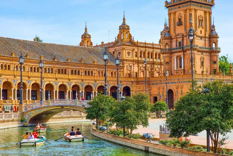 La Plaza de España es uno de los rincones más bonitos de Sevilla